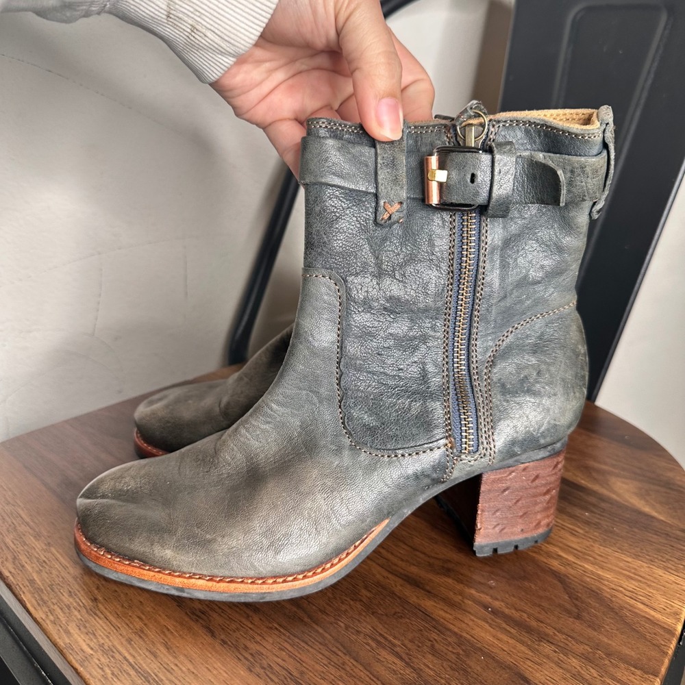 Trask Madison Women Grey Distressed Leather Moto Ankle Boots Block Heel Size 6 - Picture 3 of 8